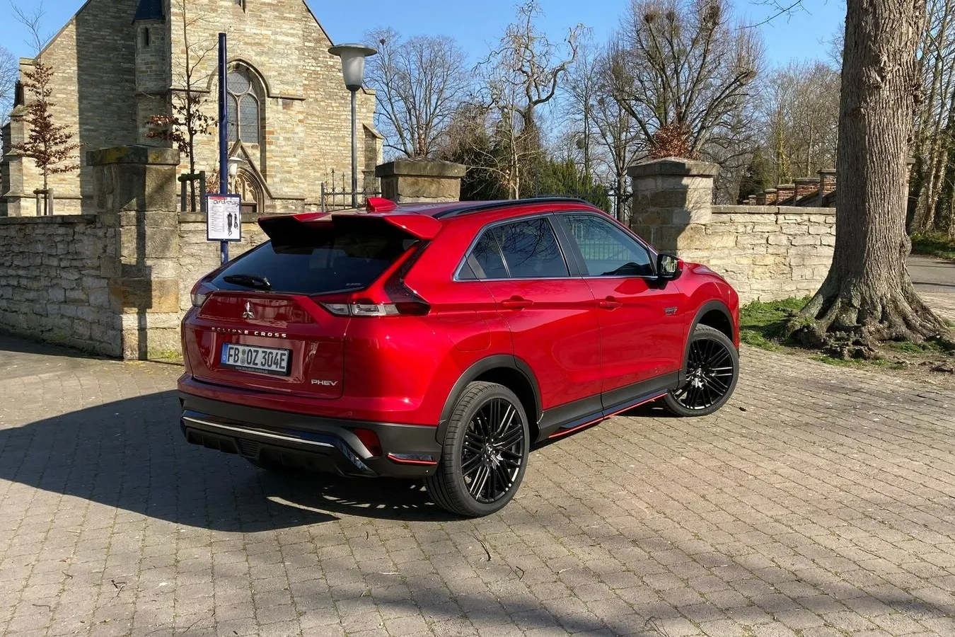 Am Heck verschwindet die zweigeteilte Rückscheibe, Mitsubishi betont das ins Blech gezeichnete Hexagon.