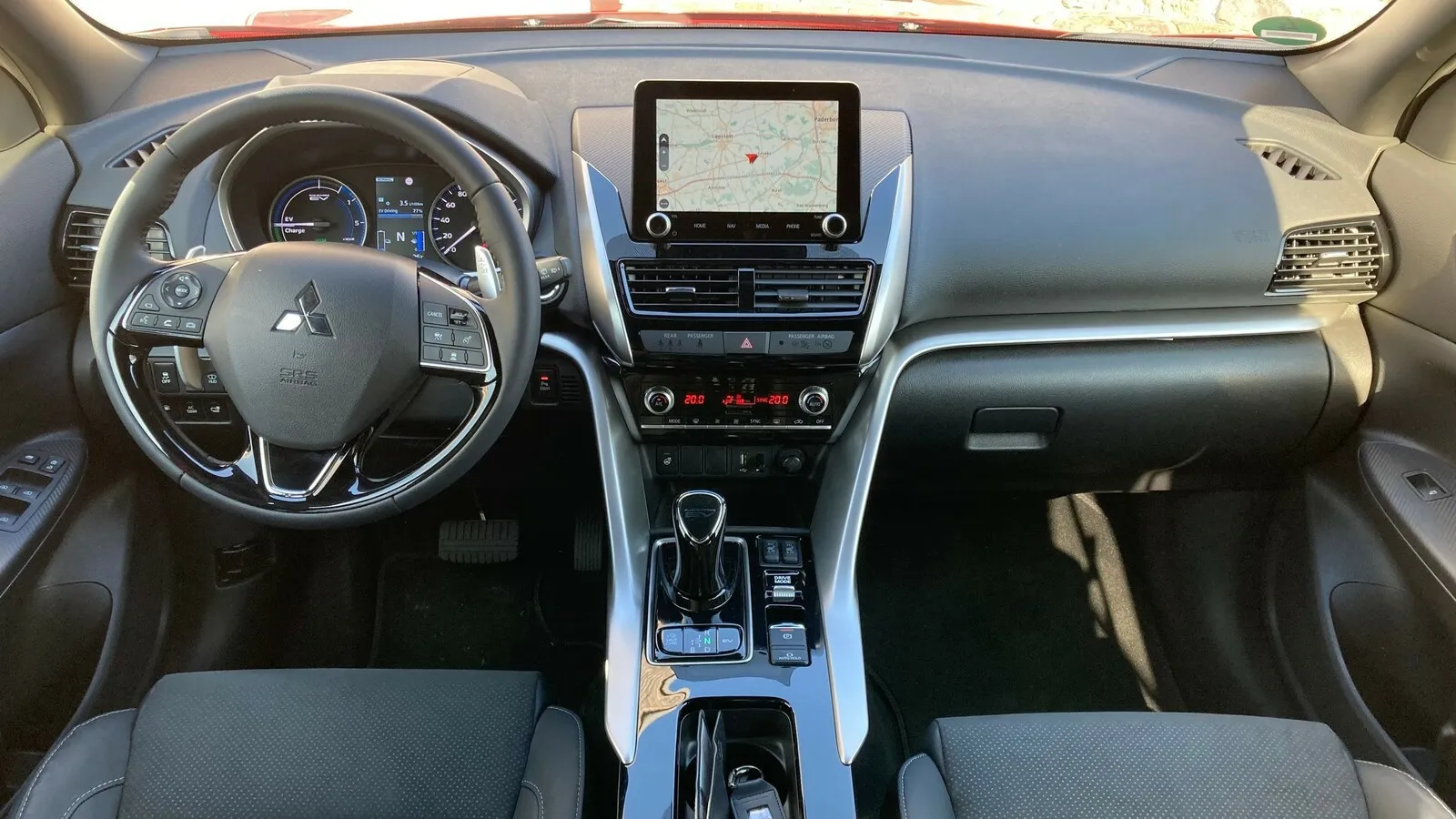 Etwas überfrachtet wirkendes Interieur, trotzdem unkomplizierte Bedienung. Ein 8-Zoll-Touchscreen ist immer mit an Bord.