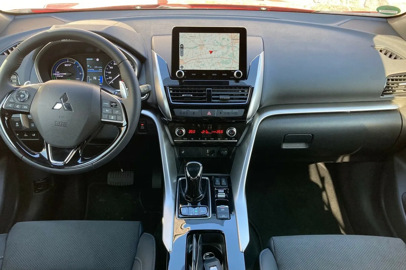 Etwas überfrachtet wirkendes Interieur, trotzdem unkomplizierte Bedienung. Ein 8-Zoll-Touchscreen ist immer mit an Bord.
