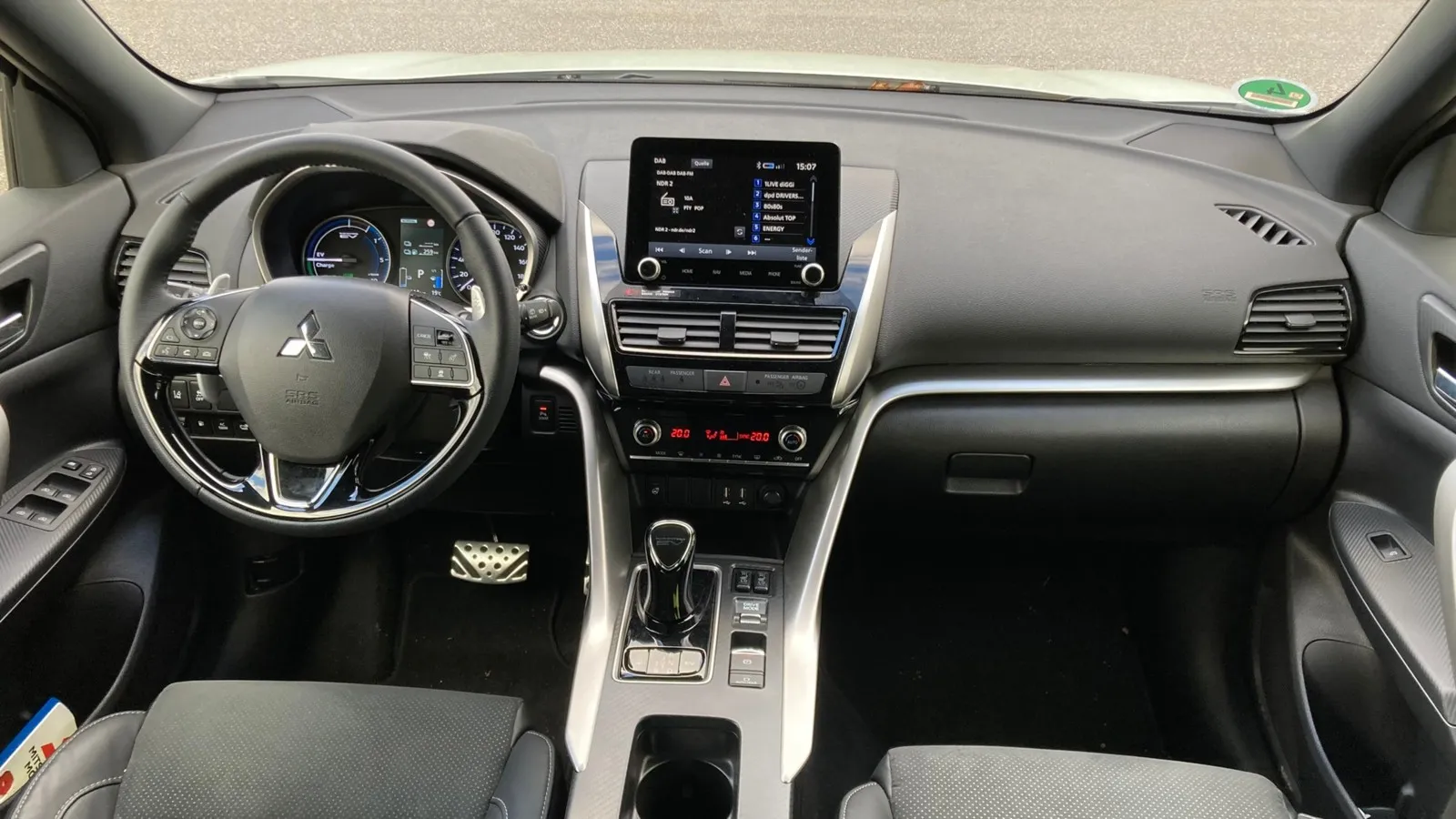 Serienmäßiger 8-Zoll-Touchscreen, Cockpit mit vielen Tasten, keine Digitalinstrumente. Das Interier des Eclipse Cross.
