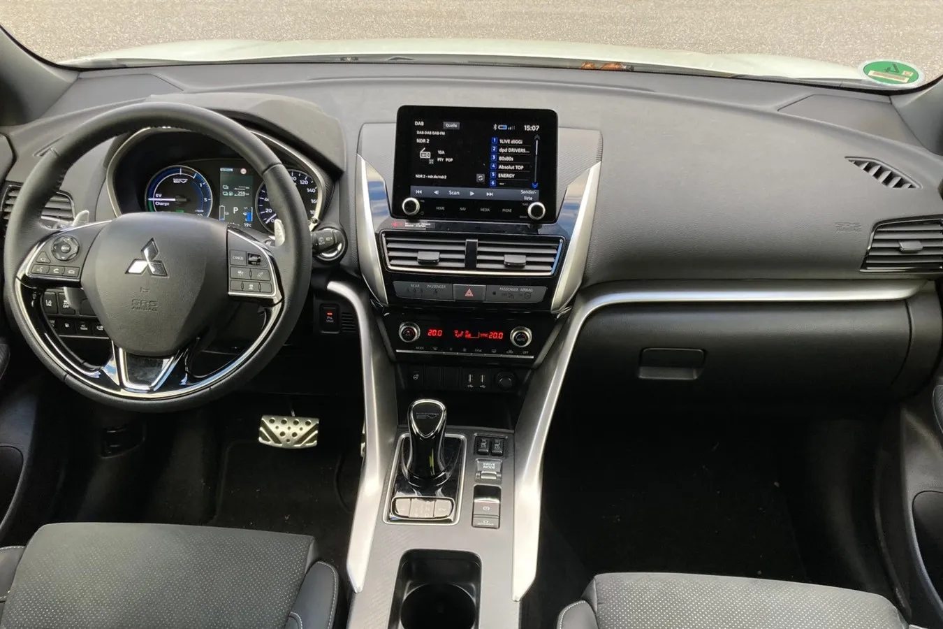 Serienmäßiger 8-Zoll-Touchscreen, Cockpit mit vielen Tasten, keine Digitalinstrumente. Das Interier des Eclipse Cross.