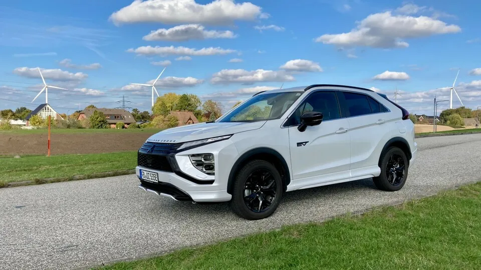 Auffälliges Design gepaart mit einem Plug-in-Hybrid: das ist der Mitsubishi Eclipse Cross.