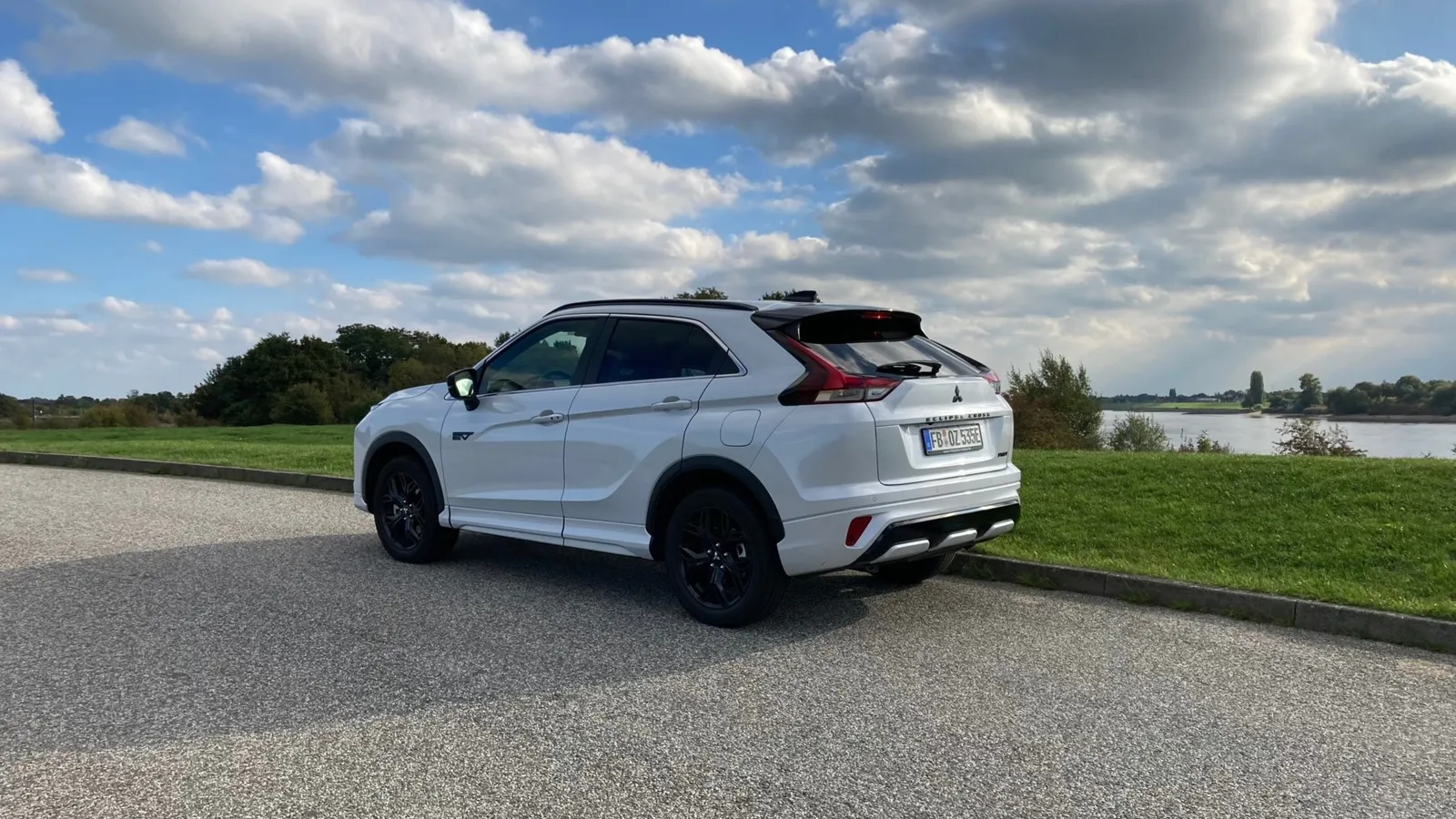 Hohes Heck mit ins Dach gezogenen Rückleuchten beim Kompakt-SUV von Mitsubishi.