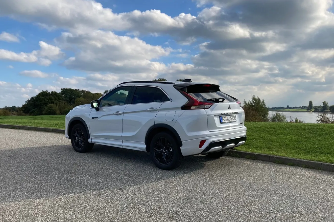 Hohes Heck mit ins Dach gezogenen Rückleuchten beim Kompakt-SUV von Mitsubishi.