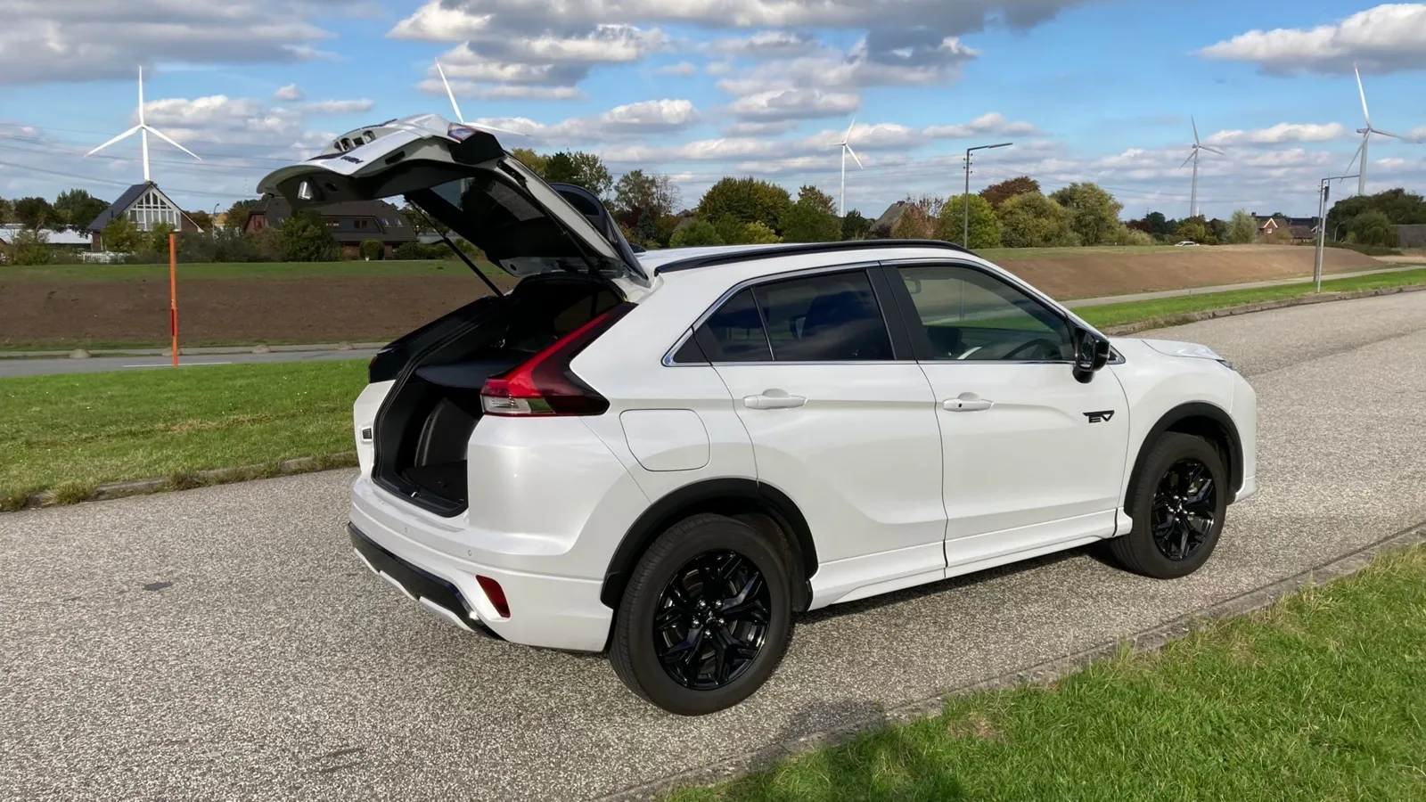 Die Heckklappe des Mitsubishi Eclipse Cross schwingt nicht sehr weit auf.