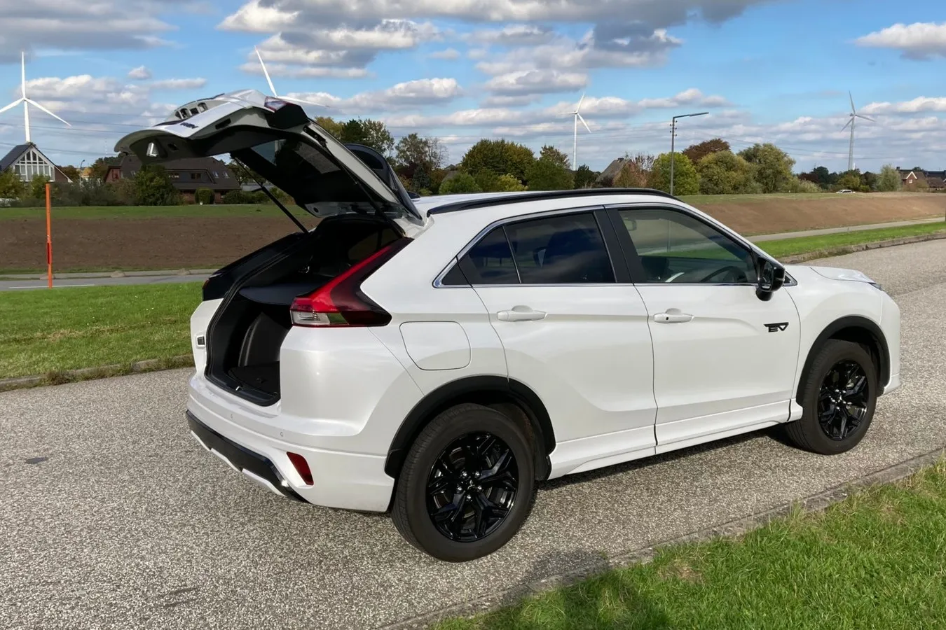 Die Heckklappe des Mitsubishi Eclipse Cross schwingt nicht sehr weit auf.
