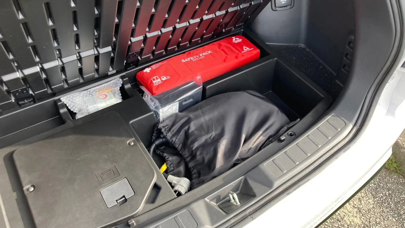 Unter dem Ladeboden hält das SUV von Mitsubishi allerdings noch Stauraum für Ladekabel und Co. bereit.
