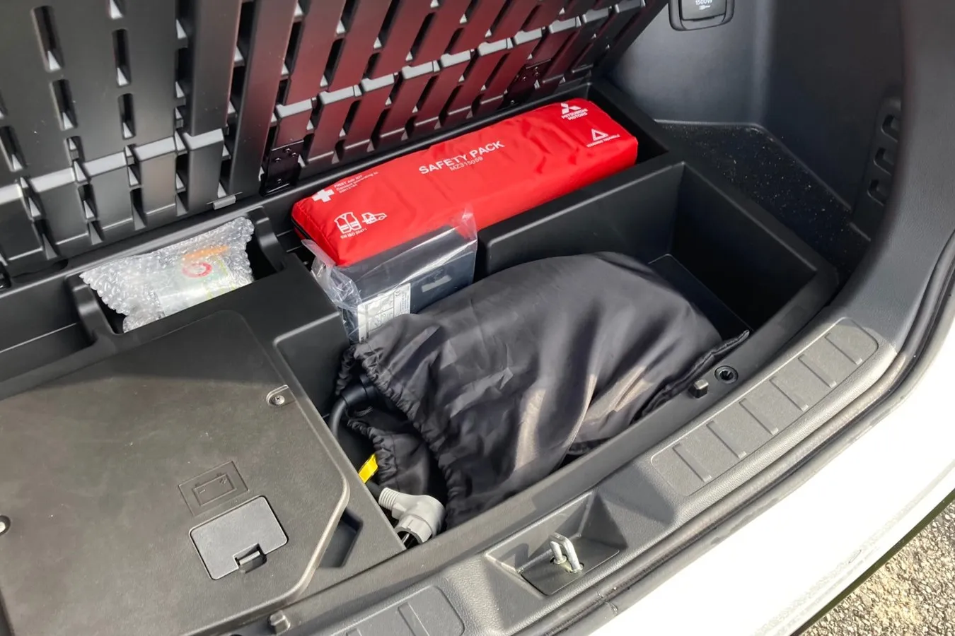 Unter dem Ladeboden hält das SUV von Mitsubishi allerdings noch Stauraum für Ladekabel und Co. bereit.