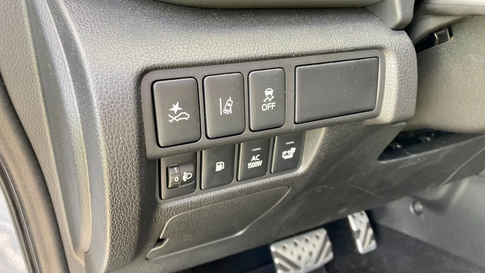 Praktisch: Über die Taste „AC 1500W“ lässt sich die 230-Volt-Steckdose im Kofferraum des Eclipse Cross aktivieren.