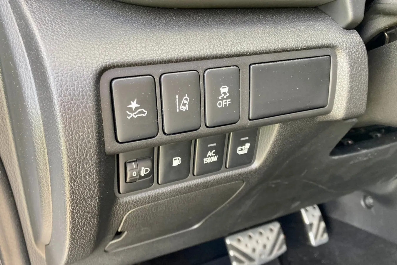 Praktisch: Über die Taste „AC 1500W“ lässt sich die 230-Volt-Steckdose im Kofferraum des Eclipse Cross aktivieren.