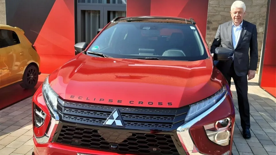 MMD-Geschäftsführer Werner H. Frey am jüngsten Modell Eclipse Cross Plug-in-Hybrid.