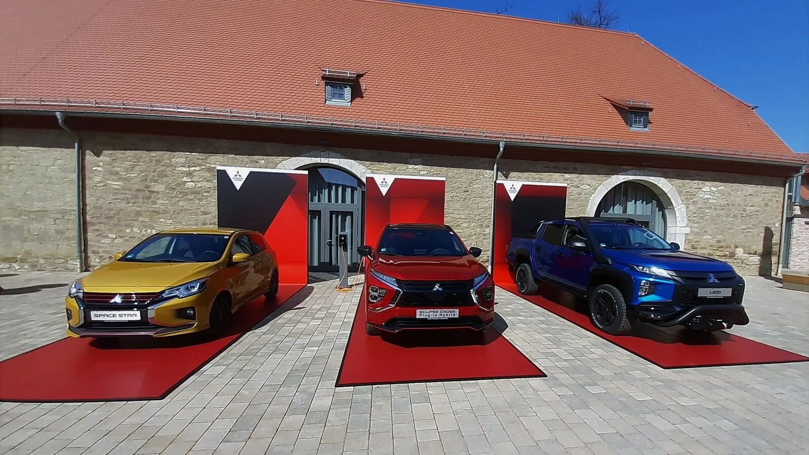 Die aktuelle Modellpalette von Mitsubishi in Deutschland mit Space Star, Eclipse Cross Plug-in-Hybrid und L 200 (v.l.).
