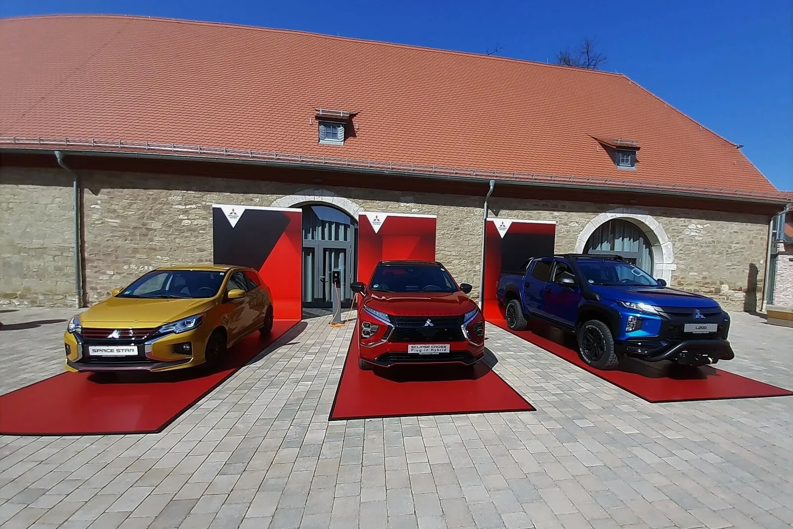Die aktuelle Modellpalette von Mitsubishi in Deutschland mit Space Star, Eclipse Cross Plug-in-Hybrid und L 200 (v.l.).