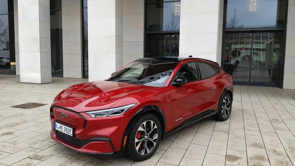 Der Ford Mustang Mach-E ist ein fünftüriges SUV-Coupé.