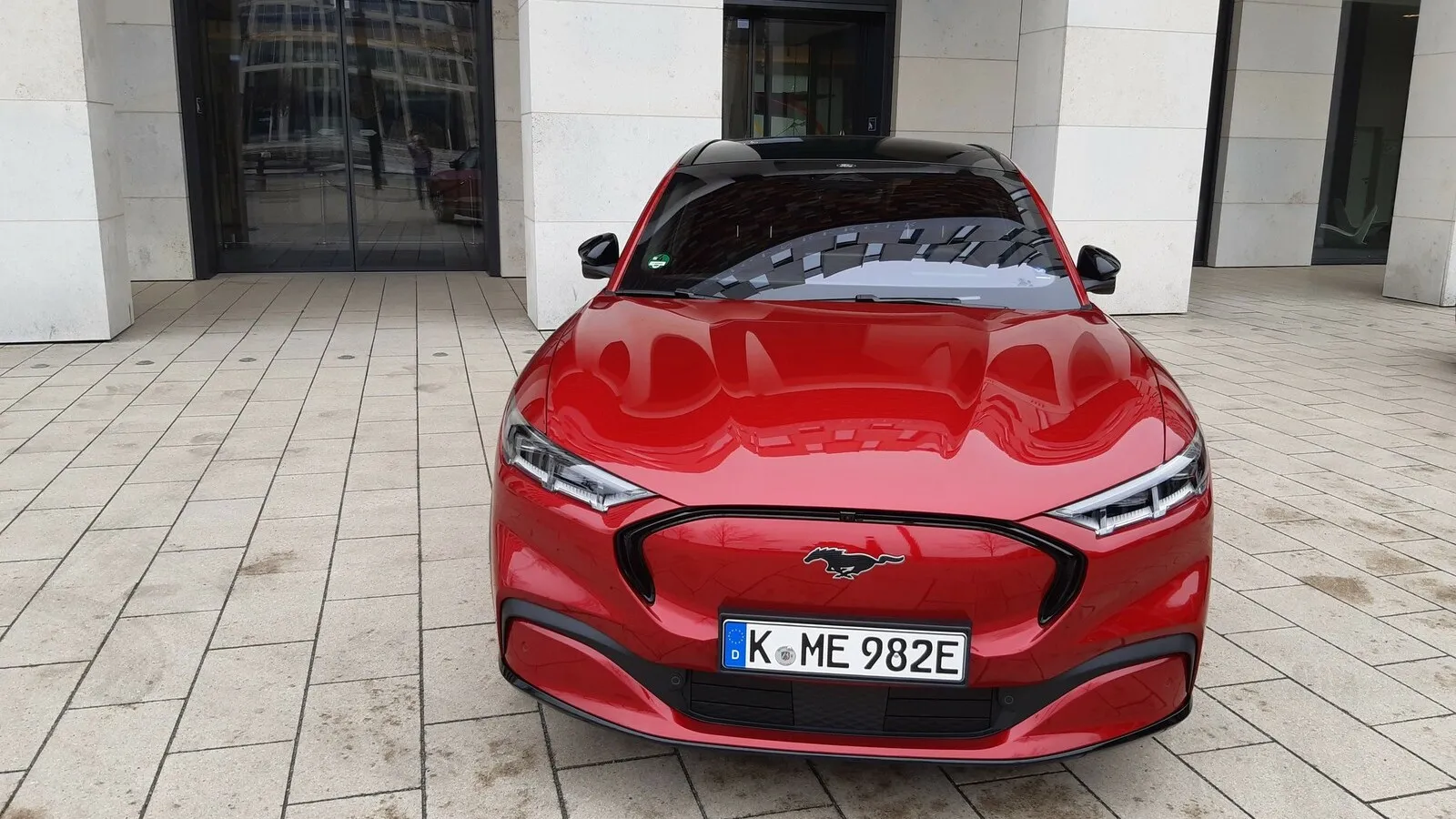 Der Vollstromer kommt mit langer Haube und Mustang-Logo am Grill.