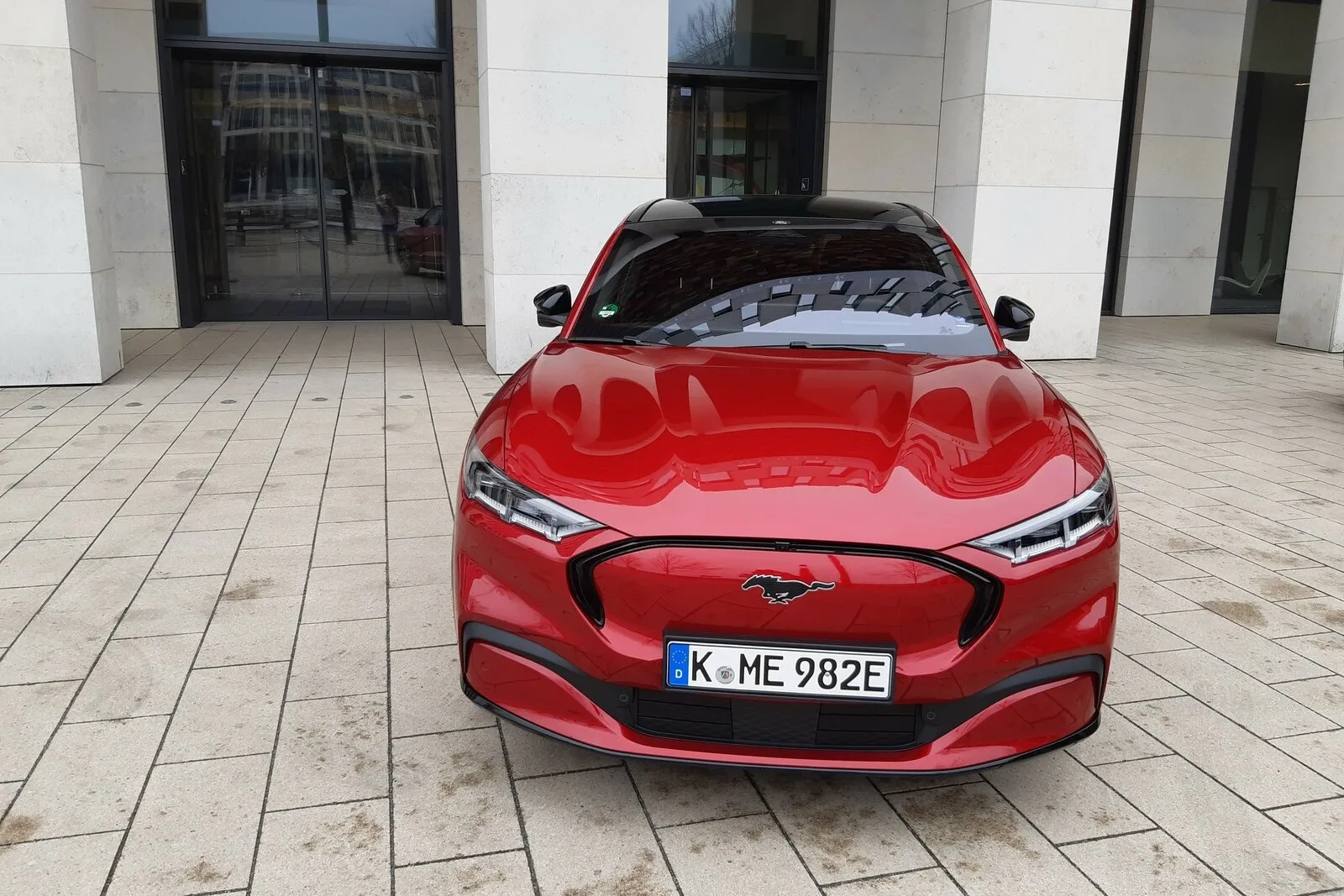 Der Vollstromer kommt mit langer Haube und Mustang-Logo am Grill.