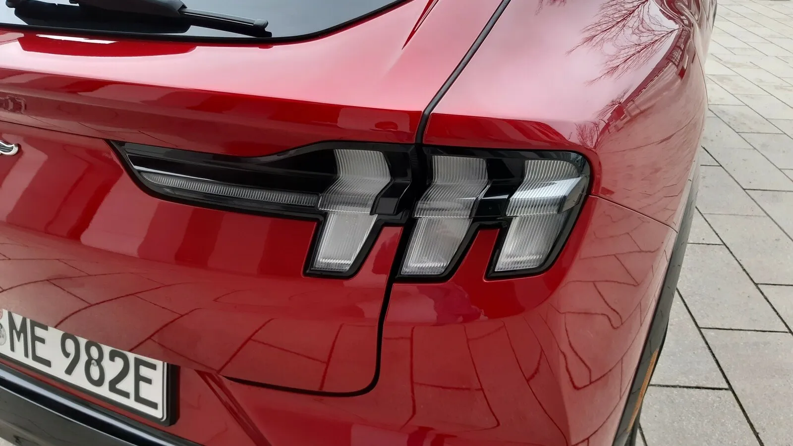 Dreigeteilte Heckleuchten wie beim legendären Pony-Car.