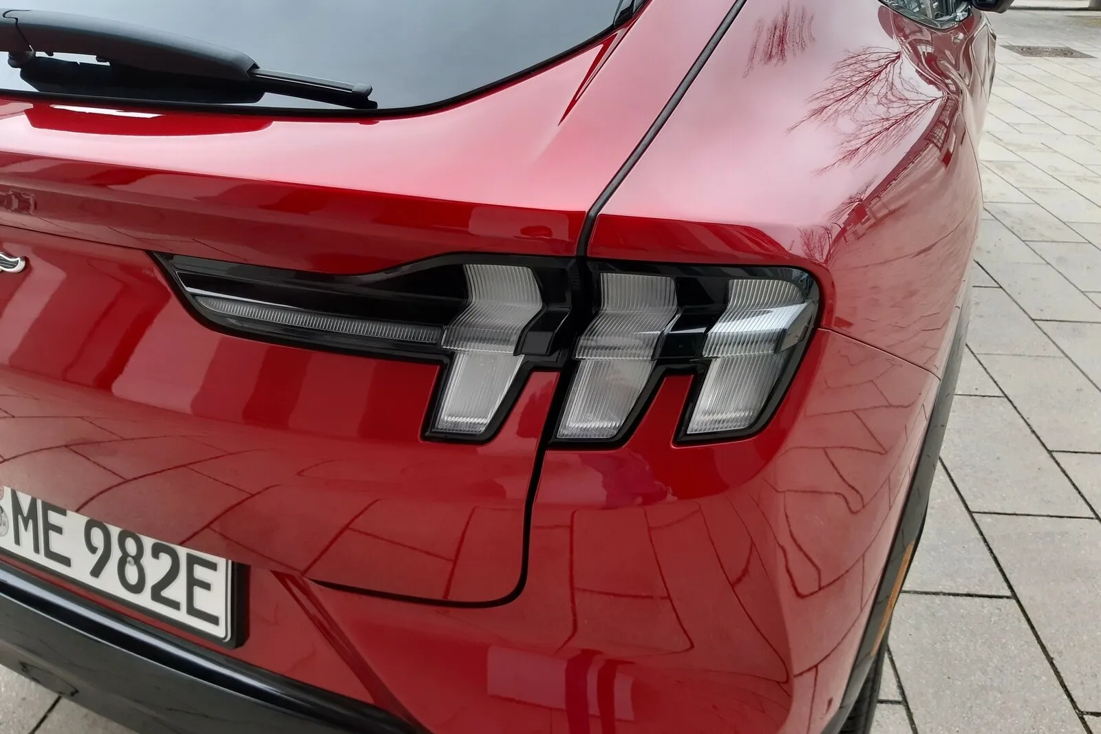 Dreigeteilte Heckleuchten wie beim legendären Pony-Car.