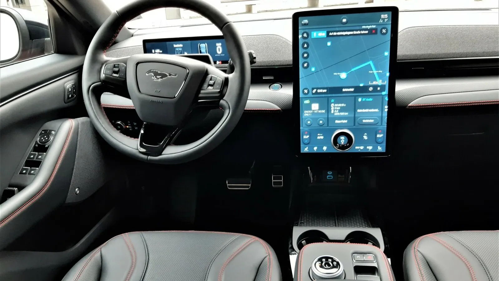 Reduzierter, modern wirkender Innenraum. Über den 15,5-Zoll-Touchscreen-Monitor werden die meisten Funktionen gesteuert.