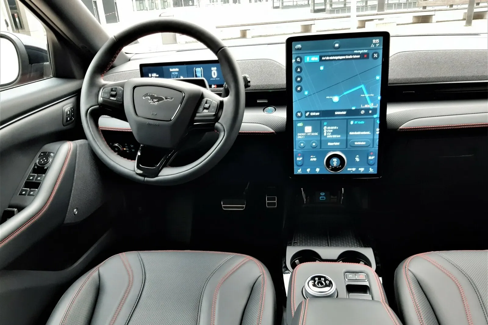 Reduzierter, modern wirkender Innenraum. Über den 15,5-Zoll-Touchscreen-Monitor werden die meisten Funktionen gesteuert.