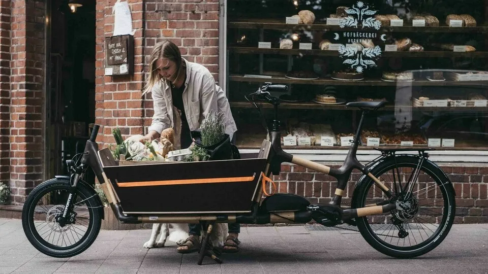 Lastenräder sind in Innenstädten auf dem Vormarsch. Das neuartige E-Lastenrad mit Bambusrahmen von My Boo ist mit einem Gesamtgewicht von 190 Kilogramm zugelassen.