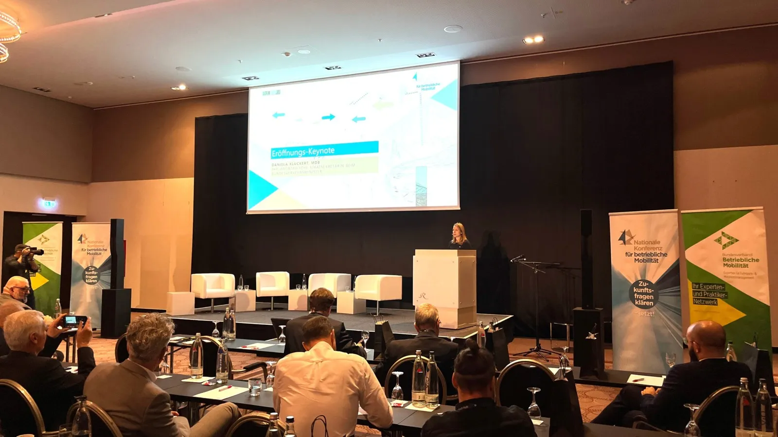 Zum Auftakt der Nakobemo 2023 verweist Daniela Kluckert, Parlamentarische Staatssekretärin im Bundesministerium für Digitales und Verkehr, auf die Bedeutung der betrieblichen Mobilität.