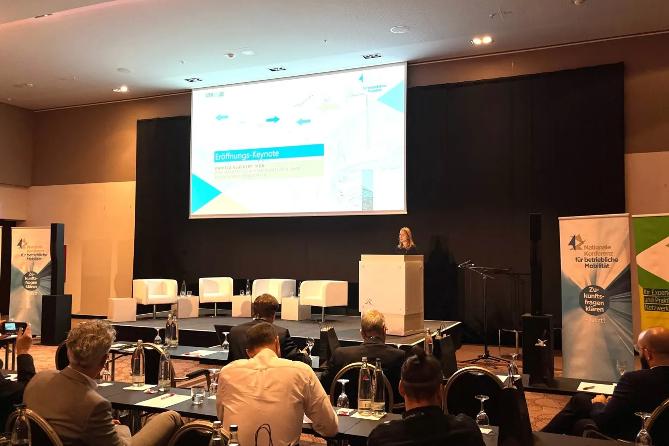 Zum Auftakt der Nakobemo 2023 verweist Daniela Kluckert, Parlamentarische Staatssekretärin im Bundesministerium für Digitales und Verkehr, auf die Bedeutung der betrieblichen Mobilität.