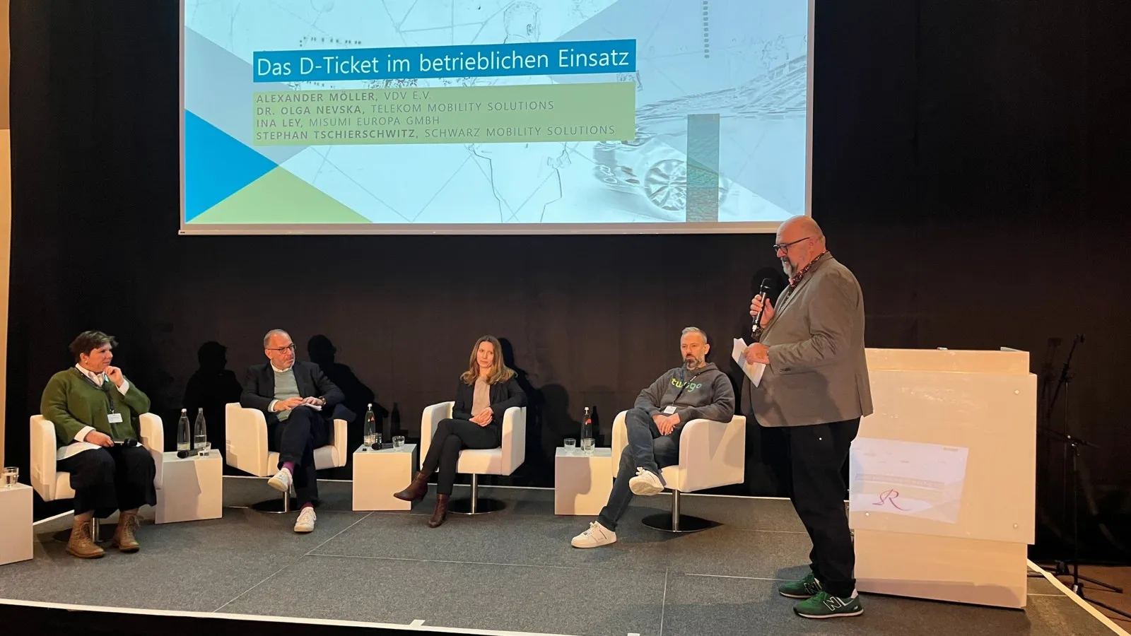 (Von links nach rechts): Ina Ley (Office-Managerin, Misumi Europa), Alexander Möller (Geschäftsführer ÖPNV beim Verband deutscher Verkehrsunternehmen), Britta Cornelius (Mobility-as-a-Service Expertin, Telekom Mobility Solutions), Stephan Tschierschwitz (Leiter Mobilitätslösungen, Schwarz Mobility Solutions) und Axel Schäfer (Geschäftsführer, BBM) diskutieren über das Deutschlandticket.