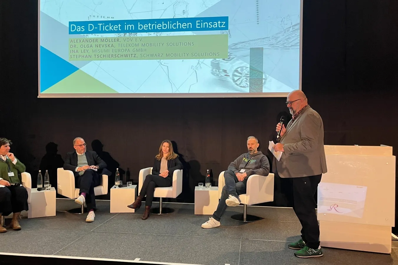 (Von links nach rechts): Ina Ley (Office-Managerin, Misumi Europa), Alexander Möller (Geschäftsführer ÖPNV beim Verband deutscher Verkehrsunternehmen), Britta Cornelius (Mobility-as-a-Service Expertin, Telekom Mobility Solutions), Stephan Tschierschwitz (Leiter Mobilitätslösungen, Schwarz Mobility Solutions) und Axel Schäfer (Geschäftsführer, BBM) diskutieren über das Deutschlandticket.
