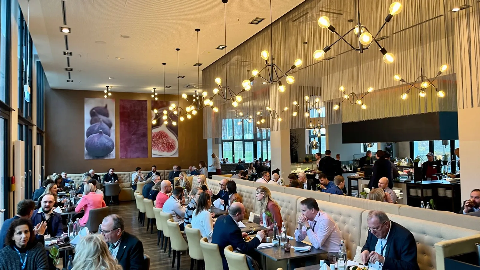 Zeit für eine Pause: Mittagessen und entspanntes Netzwerken bei der Nakobemo 2023 im Restaurant der Tagungsstätte.