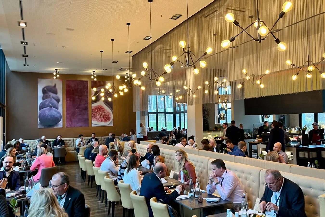 Zeit für eine Pause: Mittagessen und entspanntes Netzwerken bei der Nakobemo 2023 im Restaurant der Tagungsstätte.