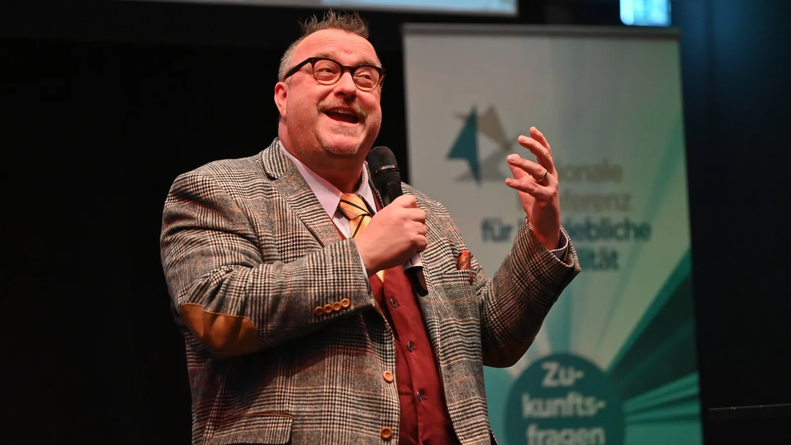 Andy Becht, Staatssekretär im Ministerium für Wirtschaft, Verkehr, Landwirtschaft und Weinbau Rheinland-Pfalz, richtet sein Grußwort an die Anwesenden: „Wir hatten im September bereits das große bfp FORUM hier in Mainz. Und heute freue ich mich, dass Sie hier auf dieser Konferenz noch tiefer in die Themen der betrieblichen Mobilität eintauchen können.“
