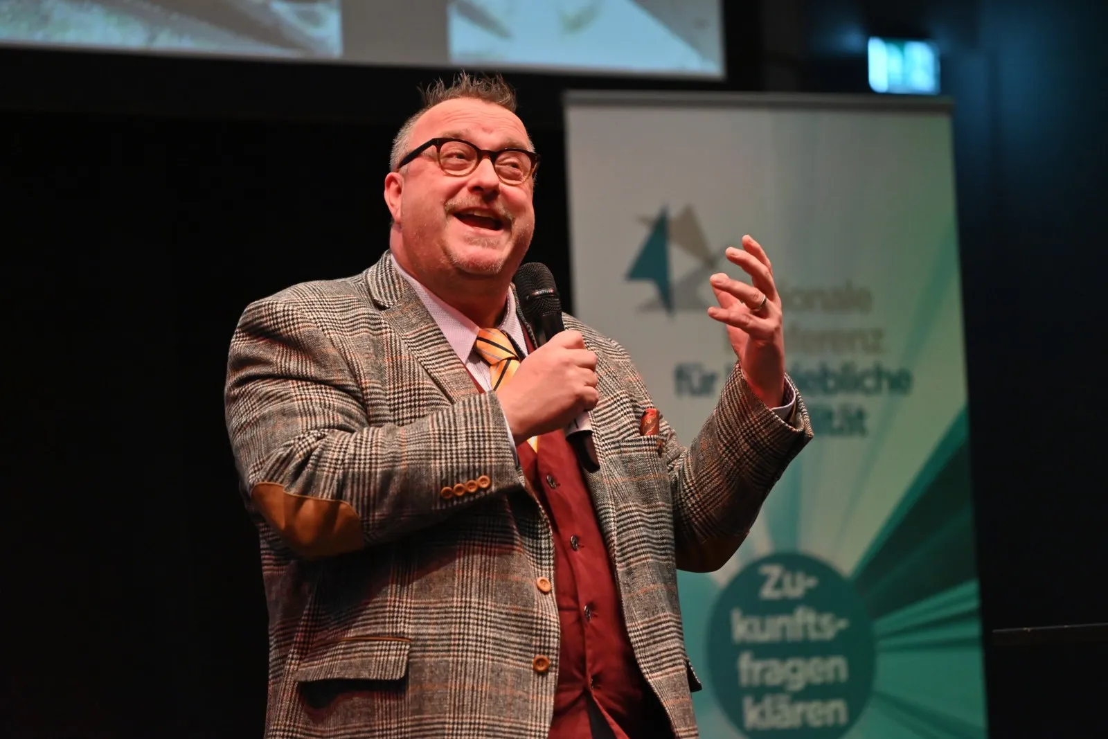 Andy Becht, Staatssekretär im Ministerium für Wirtschaft, Verkehr, Landwirtschaft und Weinbau Rheinland-Pfalz, richtet sein Grußwort an die Anwesenden: „Wir hatten im September bereits das große bfp FORUM hier in Mainz. Und heute freue ich mich, dass Sie hier auf dieser Konferenz noch tiefer in die Themen der betrieblichen Mobilität eintauchen können.“