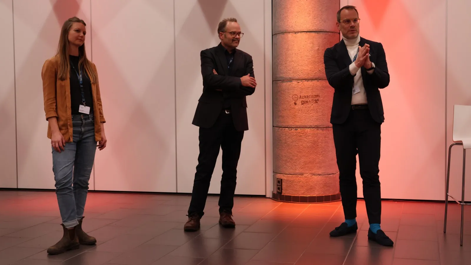 (V.l.n.r.) Sonja Kemena (Mobilitätsmanagerin Stadt Troisdorf), Stefan Haendschke (DEPOMM) und Prof. Dr. Stephan A. Jansen im Gespräch über kommunales Mobilitätsmanagement.
