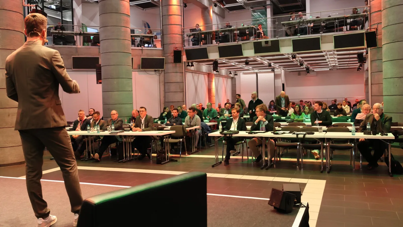 Tobias Wobbe moderierte die Mobilitätskonferenz in der Pyramide Mainz.