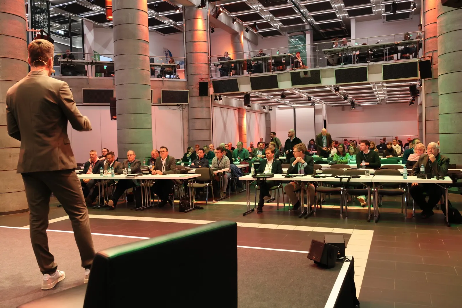Tobias Wobbe moderierte die Mobilitätskonferenz in der Pyramide Mainz.