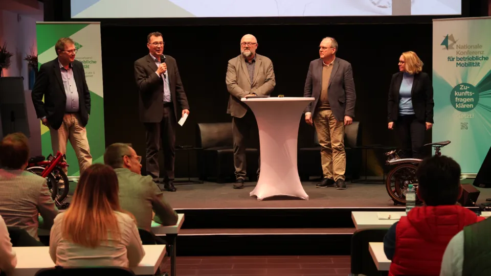 In der Pyramide Mainz trafen sich Expertinnen und Experten der Mobilitätsbranche am 19. und 20. November zur Nakobemo 2024. Dort diskutierten sie die Gegenwart und Zukunft der betrieblichen Mobilität.