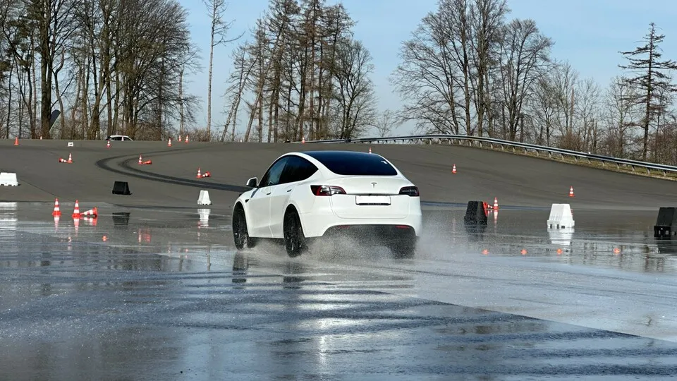 Bei Sicherheitsrelevanten Themen wie Bremsen, Handling und beim Aquaplaning dürfen aber keine Kompromisse eingegangen werden.