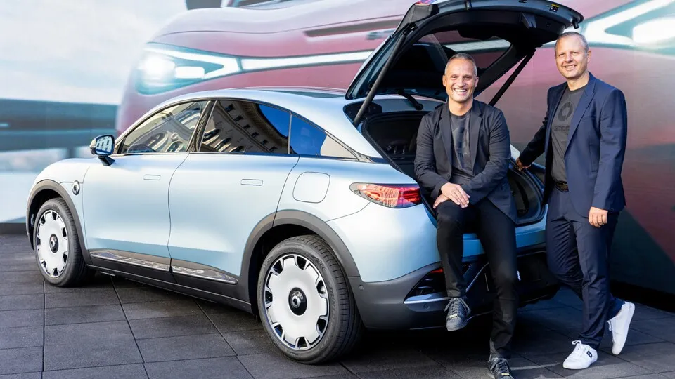 Florian Nemitz, Head of Sales Smart Germany (l.), und Smart-Deutschland-CEO Wolfgang Ufer vor dem neuen Smart #3.