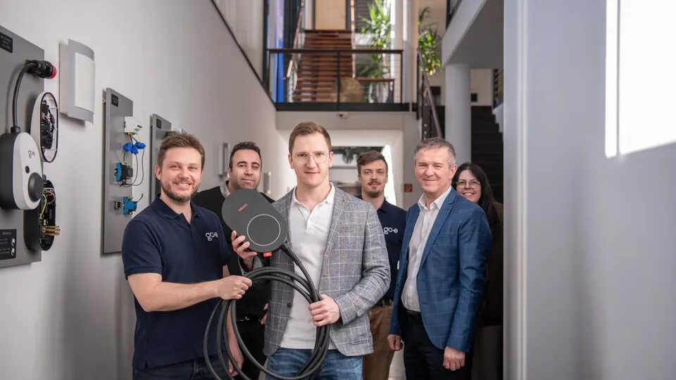 Go-e und Neoom verbinden Wallboxen mit Photovoltaik, Batteriespeichern und Energiemanagement.
