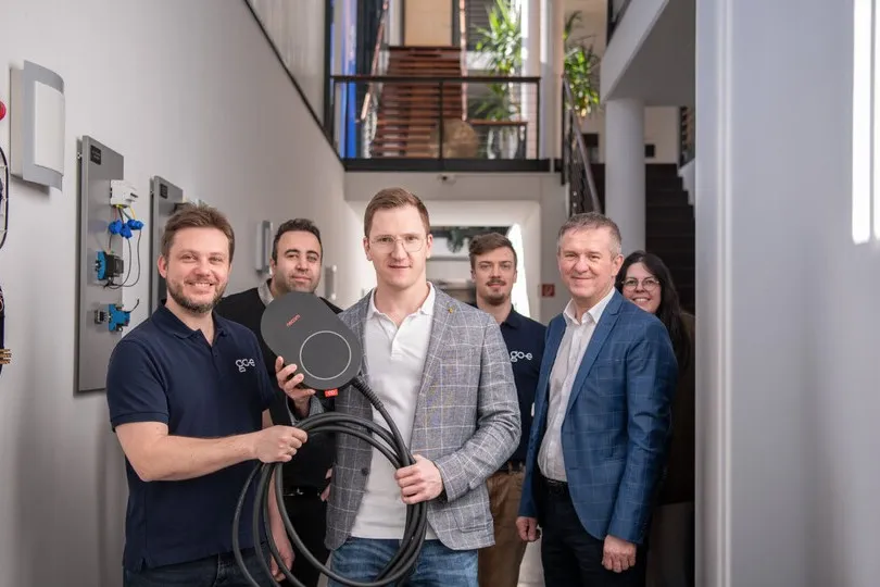 Go-e und Neoom verbinden Wallboxen mit Photovoltaik, Batteriespeichern und Energiemanagement.