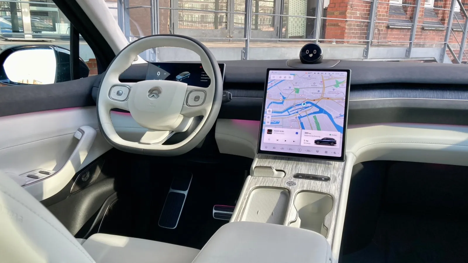 Das Interieur des EL7- gefällt mit klaren und sachlichen Linien, die Bedienung erfolgt fast komplett digital.