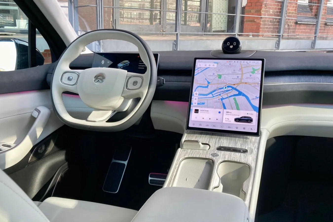 Das Interieur des EL7- gefällt mit klaren und sachlichen Linien, die Bedienung erfolgt fast komplett digital.