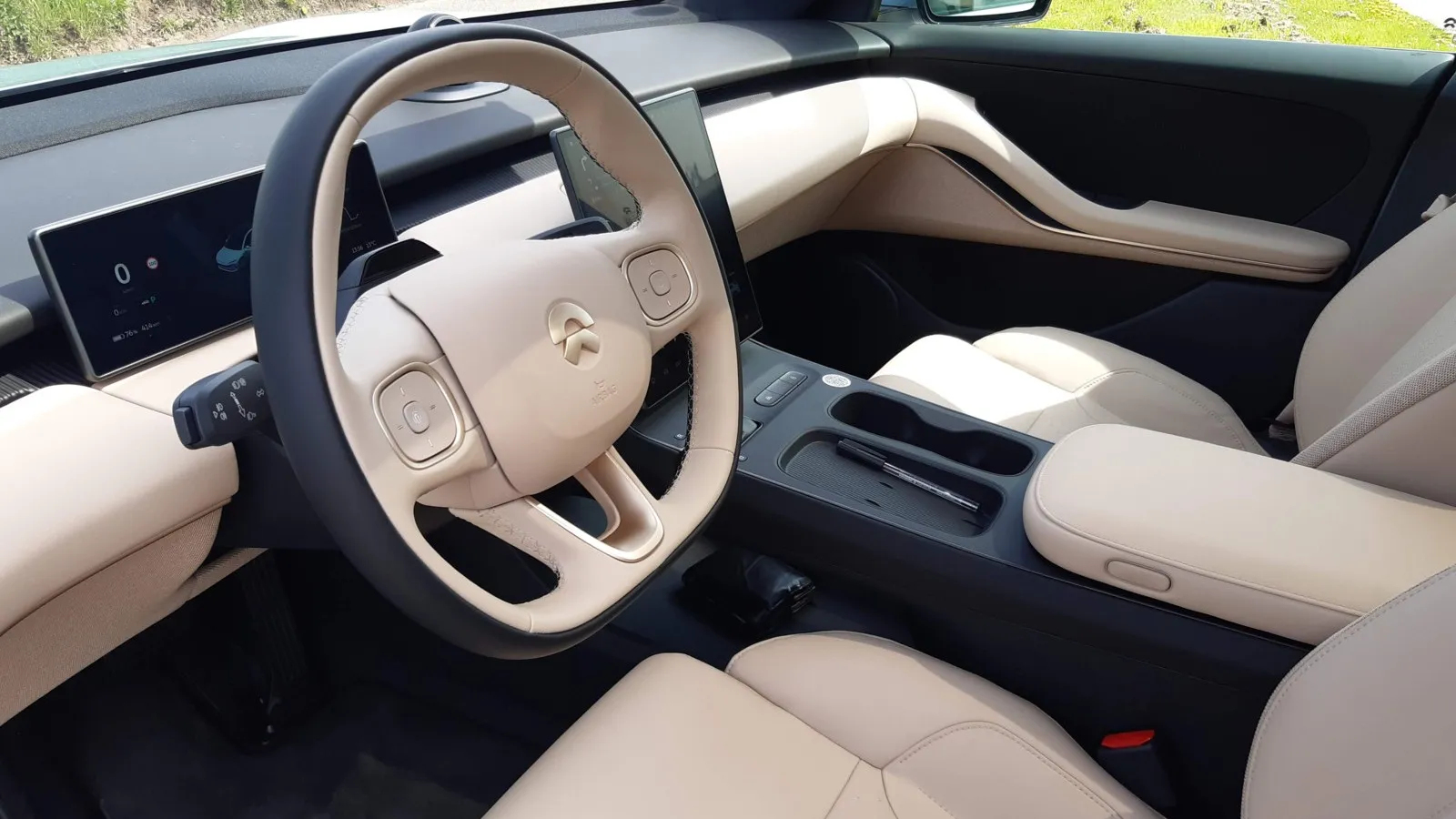 Das hochwertige, futuristisch anmutende Cockpit des Nio ET5 kommt nahezu komplett ohne Tasten und Bedienelemente aus.