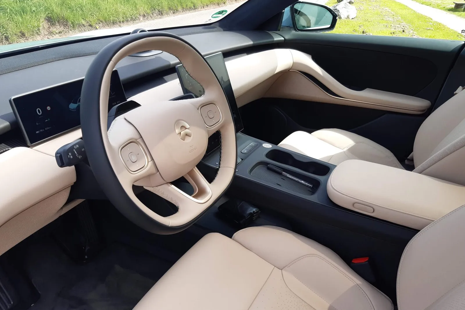 Das hochwertige, futuristisch anmutende Cockpit des Nio ET5 kommt nahezu komplett ohne Tasten und Bedienelemente aus.