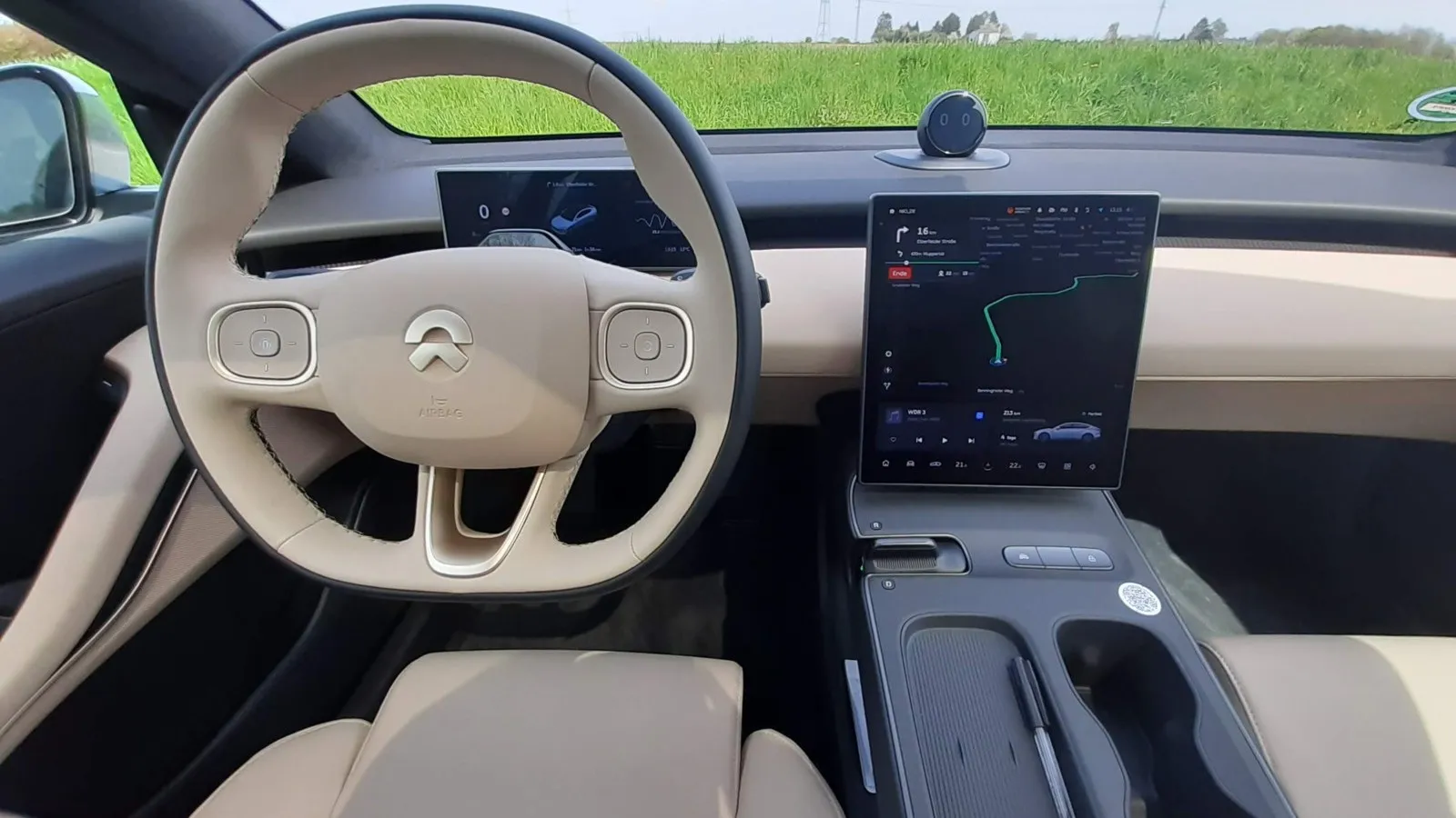 Kommandozentrale für nahezu alle Fahrzeug-Funktionen ist im ET5 das 12,8 Zoll große Zentraldisplay.