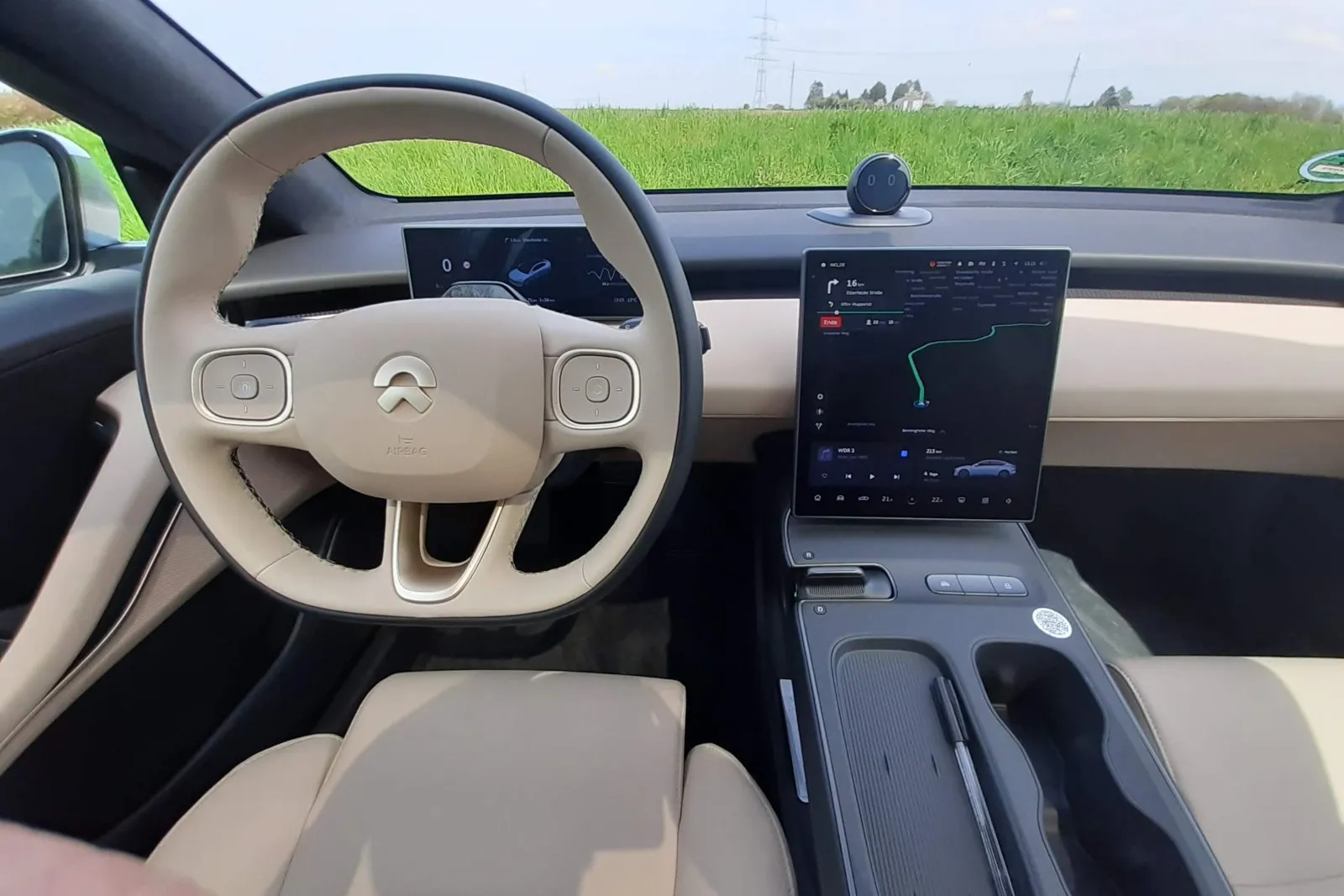 Kommandozentrale für nahezu alle Fahrzeug-Funktionen ist im ET5 das 12,8 Zoll große Zentraldisplay.