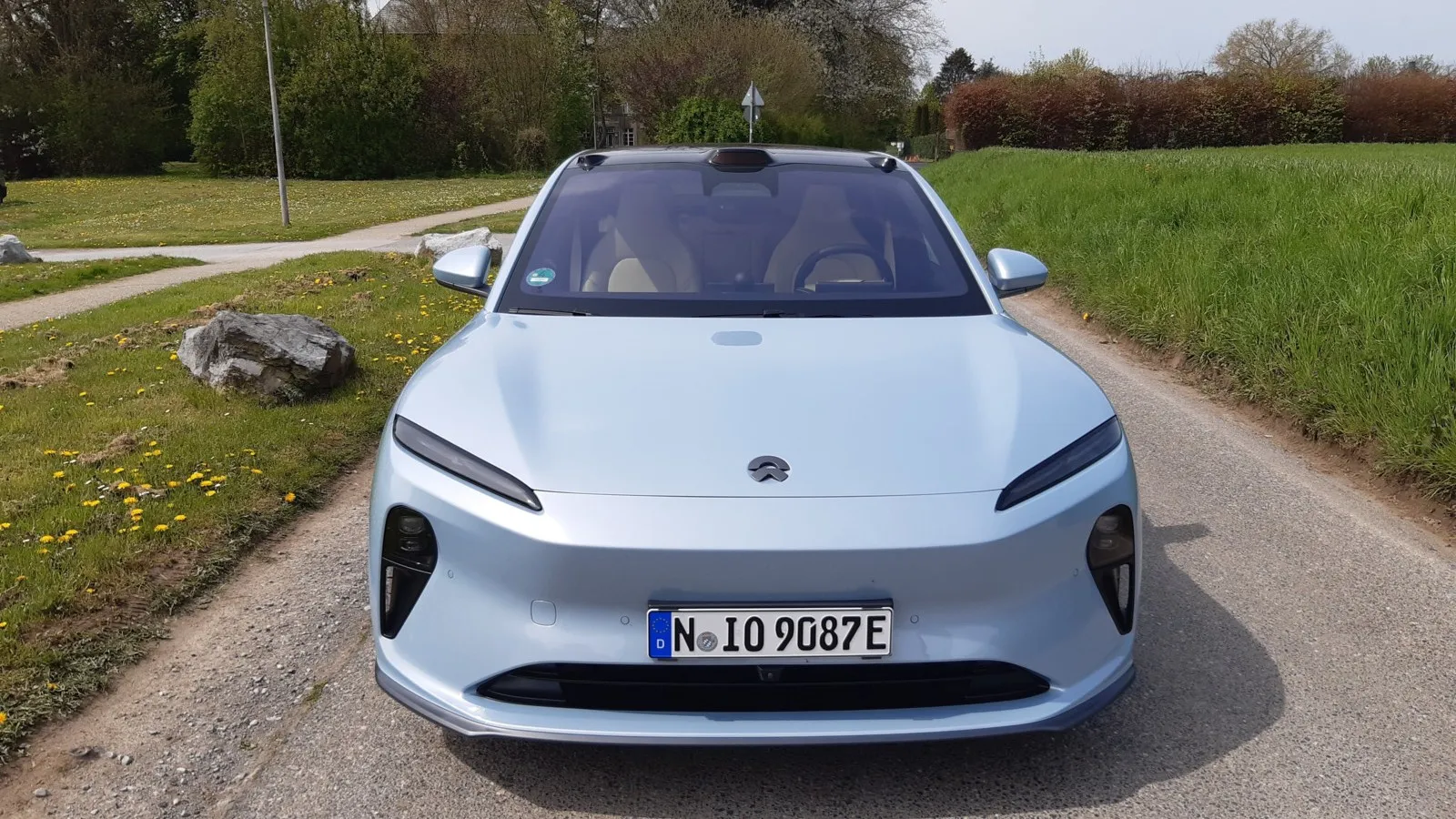 Die lange Haube und ultraschmale Scheinwerfer kennzeichnen die elektrische Stufenheck-Limousine aus dem Hause Nio.