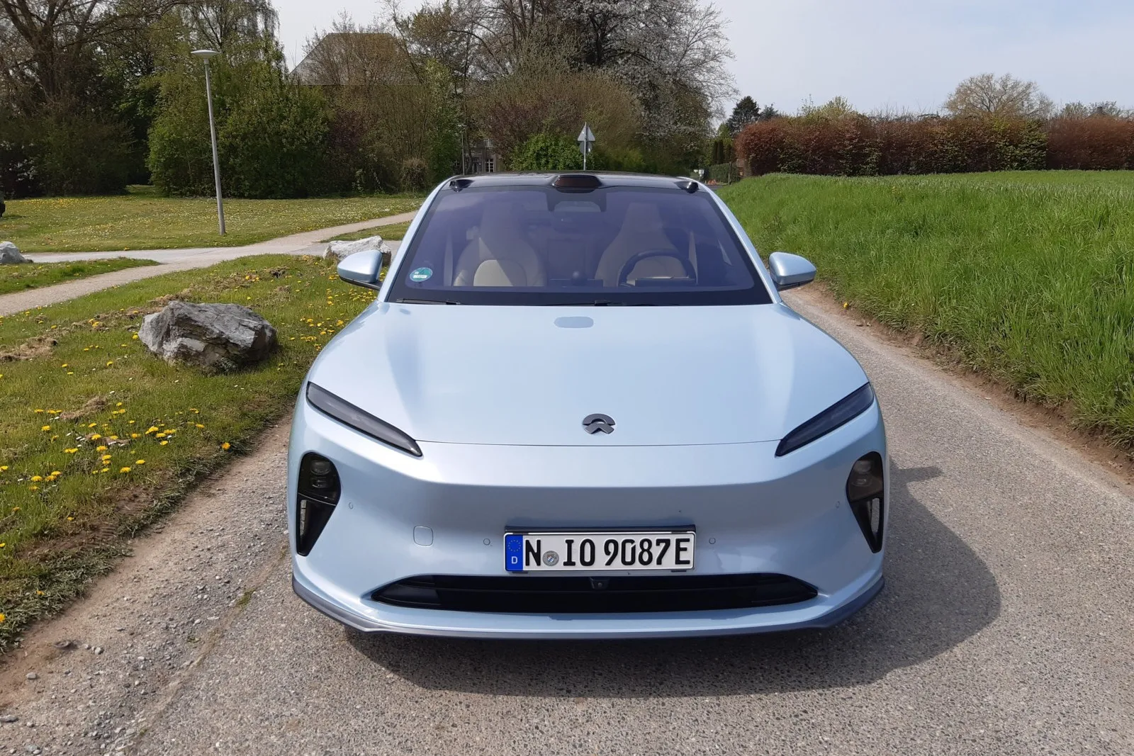 Die lange Haube und ultraschmale Scheinwerfer kennzeichnen die elektrische Stufenheck-Limousine aus dem Hause Nio.