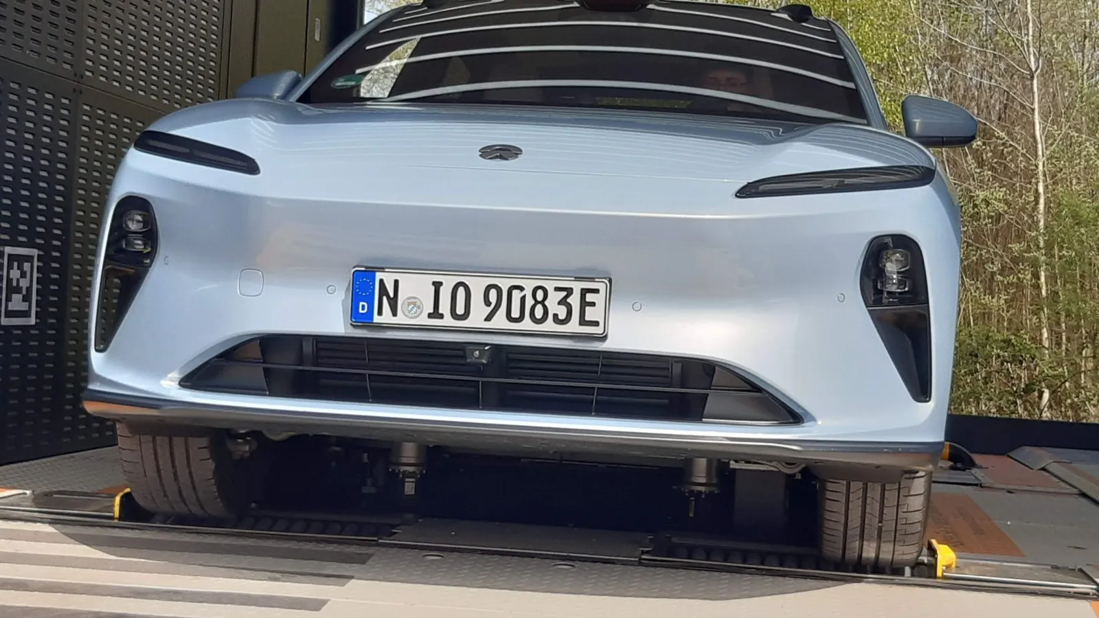 Hier wird der fast leere, 550 Kilogramm schwere Akku des ET5 gegen eine zu 90 Prozent aufgeladene Batterie ausgewechselt.
